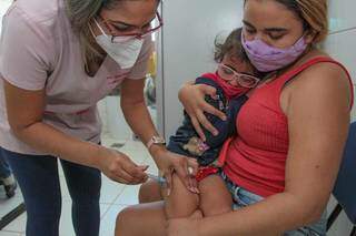 Ana Carolina com a filha de 5 anos, mãe aproveitou feriado para vacinar. (Foto: Marcos Maluf)