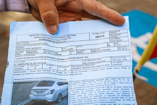 Motorista mosta a multa que chegou em sua casa por excesso de velocidade. (Foto: arquivo / Henrique Kawaminami) 