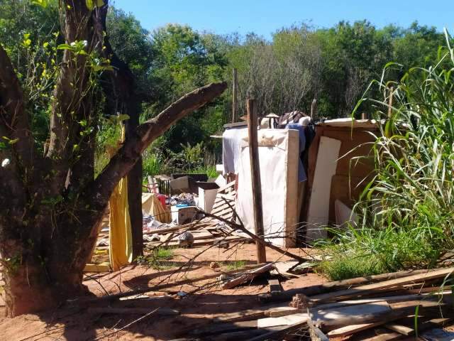 Em cama ensanguentada, mulher &eacute; encontrada morta com marca de facada