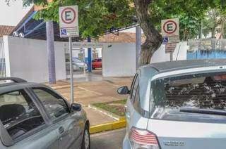 Vagas de estacionamento para idosos no centro de Campo Grande. (Foto: Arquivo)