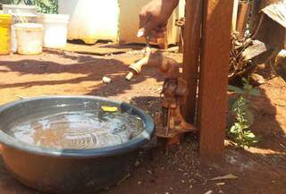 Bacia de aluminínio vira reserva de água em aldeia de Dourados. (Foto: Adriano Moretto / Dourados News)