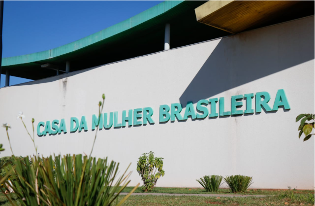 M&eacute;dico &eacute; denunciado ap&oacute;s beijar as n&aacute;degas de funcion&aacute;ria