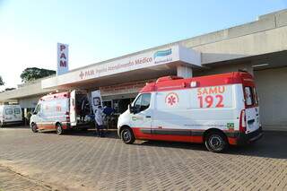 Ambulância chega com paciente no Hospital Regional de Campo Grande. (Foto: Kisie Ainoã)