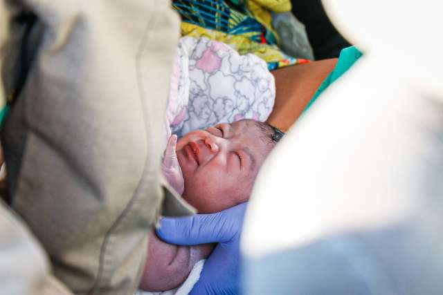 Apressadinha, P&eacute;rolla n&atilde;o esperou chegar na maternidade e nasceu dentro do carro