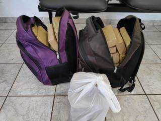 Bolsas cheias de maconha que estavam sendo levadas por adolescentes (Foto: Adilson Domingos)