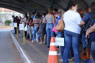 Campo-grandenses aguardam chegada de ônibus no Ponto de Integração do Hércules Maymone (Foto: Kísie Ainoã/Arquivo)