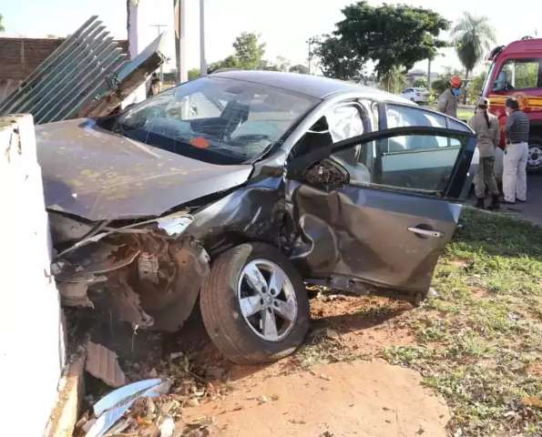 Condutor invade preferencial, provoca acidente e carro derruba muro de casa