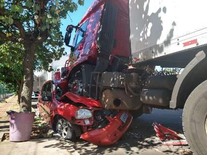 Vendedor de salgados vê Corsa ser esmagado por caminhão desgovernado