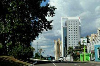 Nesta quinta-feira (22) o céu permanece firme na Capital e sem previsão de chuvas (Foto Kísie Ainoã)