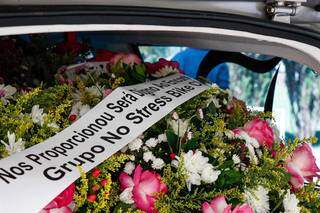 Homenagem do grupo de ciclismo ao colega que foi atroepado durante passeio (Foto: Henrique Kawaminami)