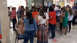 Degustação de vinhos provoca aglomeração em shopping