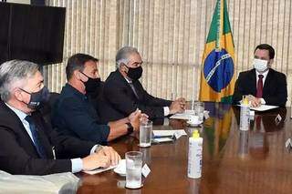 O governador Reinaldo Azambuja, o terceiro da esquerda para direita, ao lado do ministro da Justiça, Anderson Torres. (Foto: Divulgação)