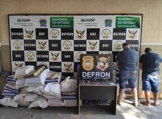 Os dois presos, a maconha e as armas na sede da Defron em Dourados (Foto: Divulgação)