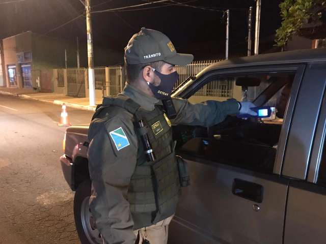 No feriado, opera&ccedil;&atilde;o flagra 16 motoristas dirigindo embriagados