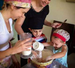 À esquerda, Miriam, a chef de cozinha apaixonada por ensinar crianças (Foto: Arquivo Pessoal)