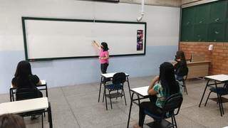 Salas de aula são adaptadas para ensino presencial e transmissão on-line. (Foto: Divulgação)