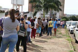 Com fila virando a quadra, jeito é levar cadeira e tentar se proteger do sol Com fila virando a quadra, jeito é levar cadeira e tentar se proteger do sol
