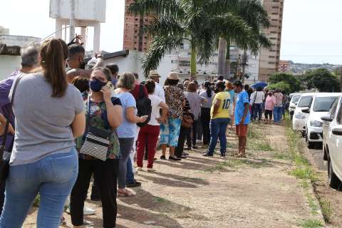 Com fila virando a quadra, jeito &eacute; levar cadeira e tentar se proteger do sol