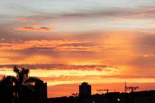 Vista do amanhecer na Capital nesta sexta-feira (Foto: Henrique Kawaminami)