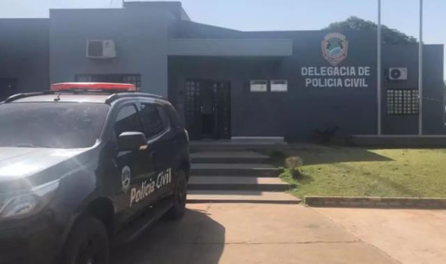Homem usa serrote para tentar arrancar bra&ccedil;o da esposa e foge