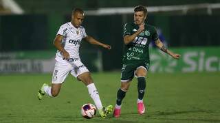 Disputa de bola durante a partida desta noite. (Foto: Cesar Greco) 