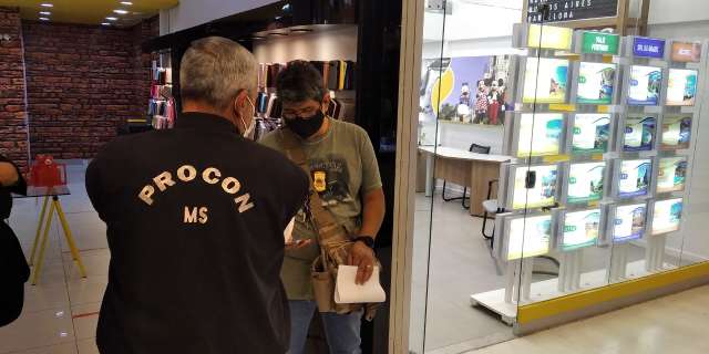 Procon interdita 3 lojas de capas para celular e apreende milhares de produdos