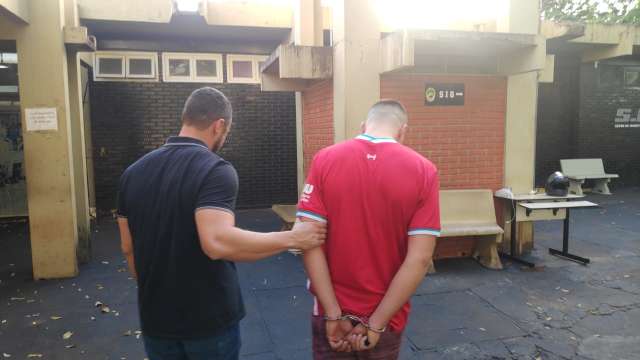 Irm&atilde;os traficantes s&atilde;o presos vendendo maconha e coca&iacute;na em casa