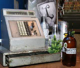 Caixa registradora das antigas faz charme vintage no bar – garimpo dos tempo de Curitiba (Foto: Kísie Ainoã)