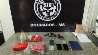 Irmãos traficantes são presos vendendo maconha e cocaína em casa Irmãos traficantes são presos vendendo maconha e cocaína em casa