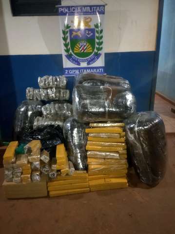 Traficante abandona carro com 235 quilos de maconha e some em milharal 