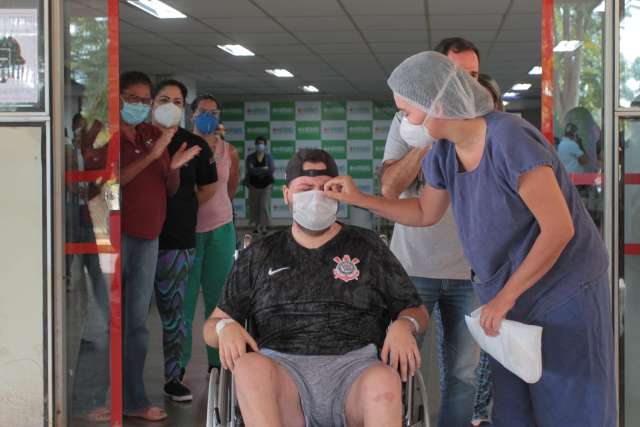 Mesmo aos 19 anos e sem comorbidades, Caio enfrentou covid intubado por 20 dias