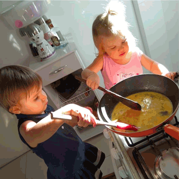 Ensinando em casa, chef prova que cozinha é lugar de criança sim