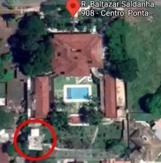 A casa de Fahd Jamil em Ponta Vista de cima. O viveiro está circulado de vermelho. (Foto: Google Earth)