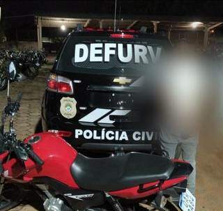 Suspeito do crime ao lado da motocicleta que furtou. (Foto: Polícia Civil) 
