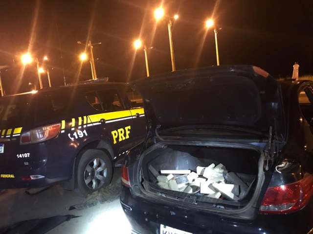 Casal &quot;fura&quot; bloqueio policial, mas acaba preso com 297 quilos de maconha 