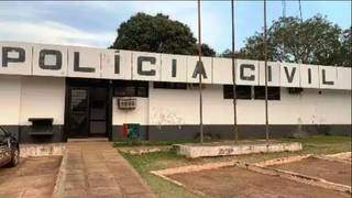 Homem é preso após esposa jogar bilhete pedindo socorro para vizinha Homem é preso após esposa jogar bilhete pedindo socorro para vizinha