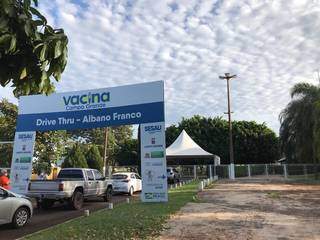 &quot;Cinquent&otilde;es&quot; madrugam na fila de imuniza&ccedil;&atilde;o contra covid neste s&aacute;bado