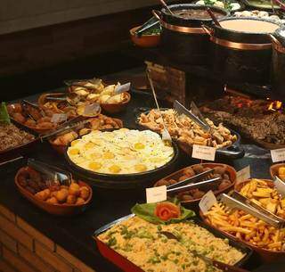 Em várias churrascarias, rodízio de carne significa um banquete caseirinho na hora do almoço (Foto @churrascariazitao)