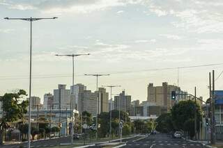 Sábado começou com altas temperaturas, mas há previsão de chuva no decorrer do dia (Foto: Henrique Kawaminami)