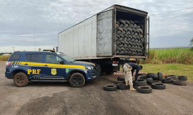 Caminhoneiro &eacute; preso transportando mil pneus novos sem nota fiscal 