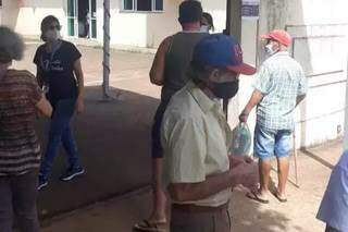 Acaba 2ª dose de Coronavac e idosos agendados terão de esperar nova data Acaba 2ª dose de Coronavac e idosos agendados terão de esperar nova data