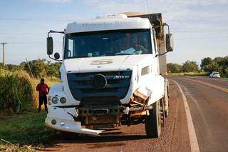 Carreta seguia na BR quando foi atingida por HB20 (Foto: Henrique Kawaminami)