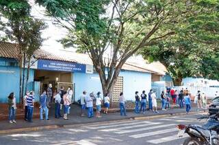 Na UBS, pouco mais de 50 pessoas aguardava pela imunização (Foto: Henrique Kawaminami)