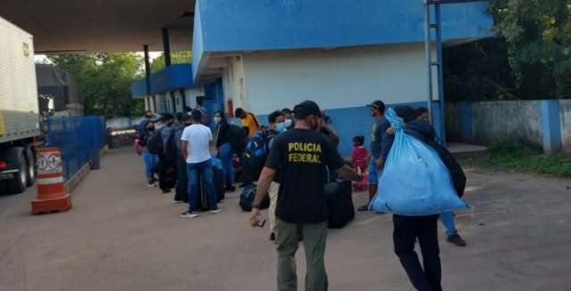 Fiscaliza&ccedil;&atilde;o apreende &ocirc;nibus com 22 bolivianos e tr&ecirc;s colombianos