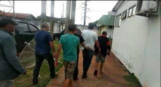 Os quatro homens foram presos em flagrante e levados para delegacia. (Foto: Polícia Civil)