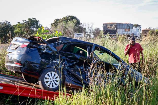 Adolescente morre e fam&iacute;lia fica ferida em acidente entre 2 carros e caminh&atilde;o