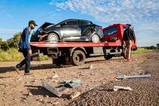 Carro sendo guinchado após acidente envolvendo carreta na BR-262 (Foto: Henrique Kawaminami)