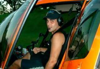 PIloto desde os 22, Felipe aparece no comando de helicóptero. (Foto: Reprodução da internet)