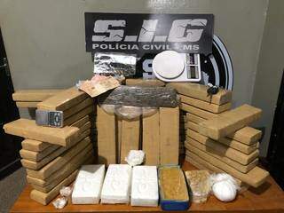 Durante flagrante de tr&aacute;fico, pol&iacute;cia recebe den&uacute;ncia e prende mais dois 