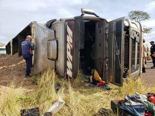 Corpo do motorista ficou preso embaixo da carreta. (Foto: Deodapolisnews/Ivinoticias)